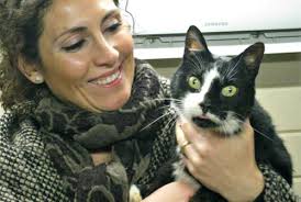 Una voluntaria alla Gattolandia con Ciro